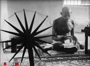 ماهاتما گاندی - رهبر انقلابی هندوستان - در کنار چرخ ریسندگی اش