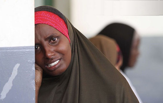 لبخند کمرنگی که تیدیل به اشک شد - لحظه جان سپردن کودک در برابر مادر - سومالی - عکس ار رویترز