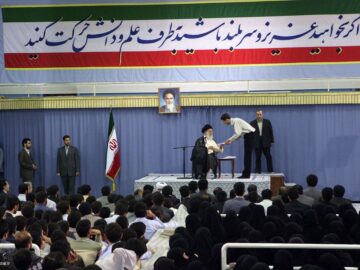 برای اسطوره‌ی زندگی‌ام و یگانه‌ی دوران